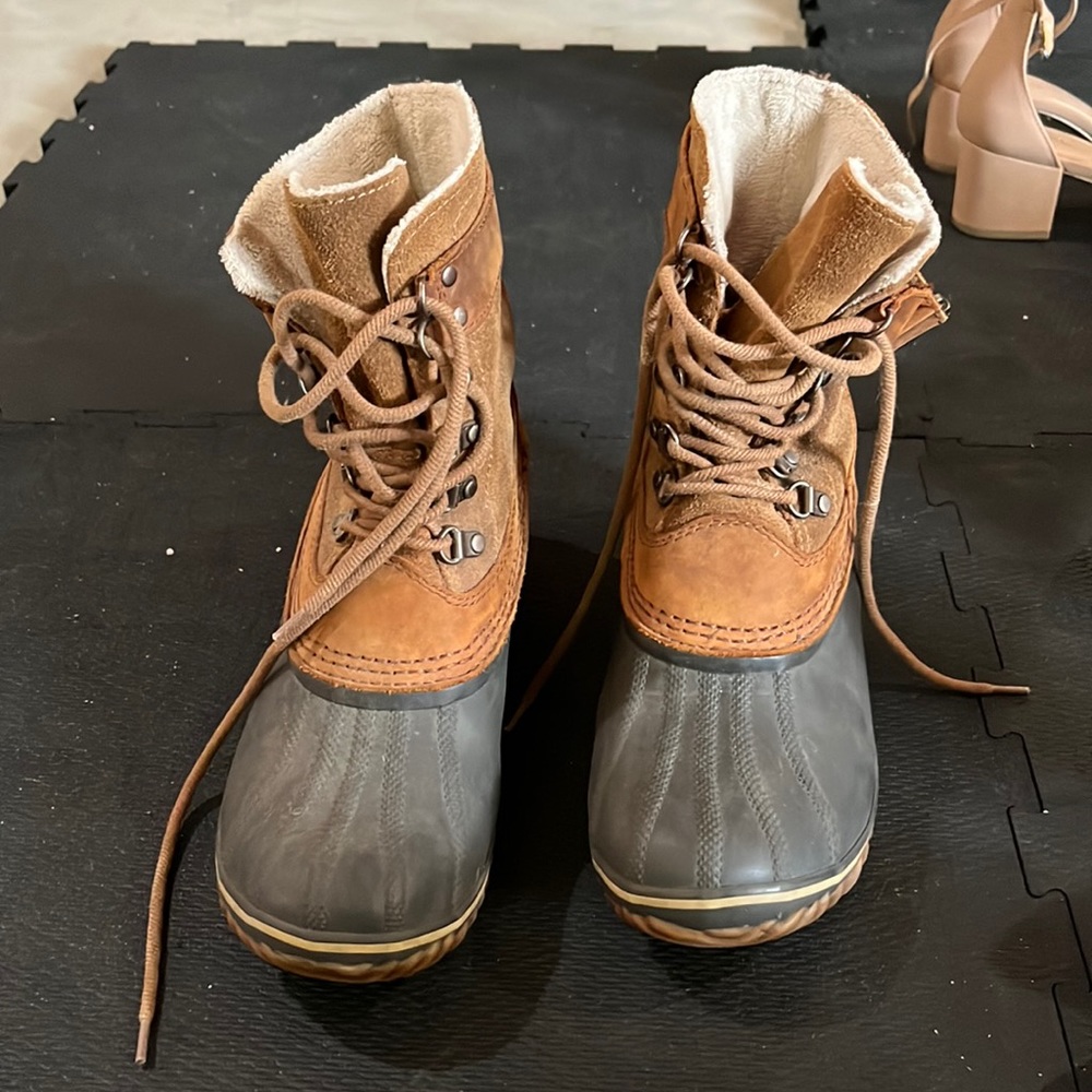 Gently worn duck boot sorel